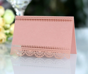 Marque-place rose nacré découpé au laser avec dentelle élégante pour mariages