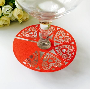 Marque-verre en papier rouge découpé au laser avec motif cœur floral pour décoration