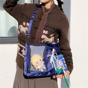 Dettaglio della borsa ita blu scuro con finestra in PVC trasparente per peluche e accessori