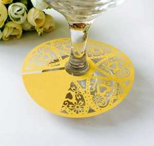 Cartes de place jaunes découpées au laser pour verres à vin avec motifs de cœur et fleurs