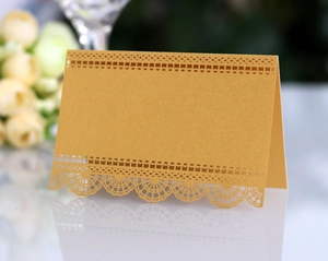 Détail d'un marque-place doré découpé au laser avec texture nacrée pour mariage