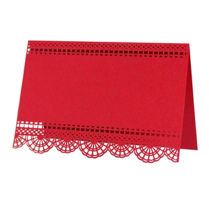 Détail de marque-places rouges découpés au laser avec dentelle pour décoration de mariage