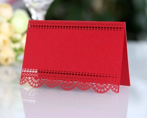 Détails de dentelle découpée au laser sur papier cartonné rouge pour mariages et fêtes