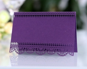 Détail du marque-place violet foncé avec dentelle découpée au laser pour mariage