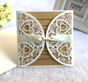 Détails macro des motifs de dentelle au laser avec cœur sur une invitation de mariage