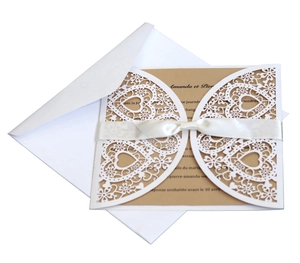 Faire-part mariage découpé au laser avec ruban en soie et insert en papier kraft blanc