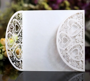 Élégante invitation de mariage blanche découpée au laser avec motifs cœurs et fleurs