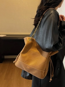 Retro large capacity camel bucket bag with geometric quilting and metal chain strap