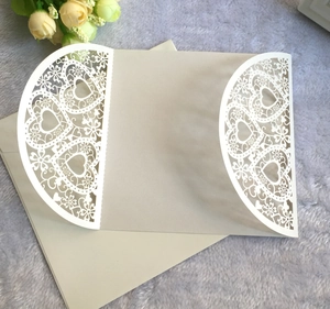 Faire-part de mariage découpé au laser avec motif de cœur et fleurs et enveloppe crème