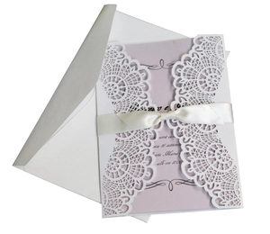 Partecipazione di nozze laser cut con inserto lilla e fiocco in raso su busta bianca