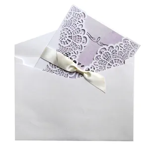 Elegante invito di nozze bianco intagliato al laser con inserto lavanda e fiocco di seta
