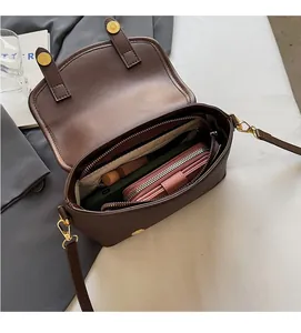 Detail view of the spacious inner compartment with zip pocket in a dark brown retro bag