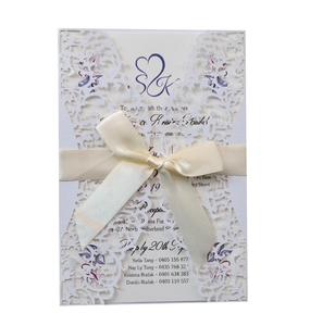 Détail de l'invitation découpée au laser avec nœud en soie et carte florale