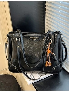 Retro black oversized tote bag in crinkled leather with beaded tassel and shoulder strap
