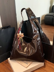 Sac à Épaule en Cuir PU Brillant Avec Rivets pour Femmes Grande Capacité Vintage Hobo Tote Bag Mode Motard Sac Sous les Bras