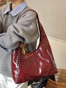 Sac sous le bras rétro bordeaux brillant avec rivets argentés et breloque ours