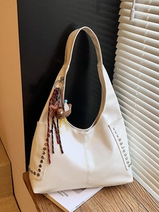 Sac hobo en cuir brillant blanc cassé avec clous punk et pendentif ours mignon décoratif