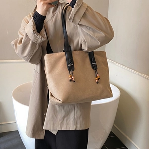 Borsa tote retrò in pelle scamosciata kaki con manici in pelle e nappa con perline