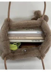 Geräumiger Innenraum der braunen Pelz-Eimertasche mit Platz für Bücher und Zubehör