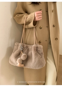 Detail der khakifarbenen Plüsch-Beuteltasche mit Wolken-Design und weichem Pelz auf Model