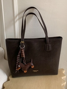 Large Capacity PU Leather Matte Tote Bag For Women Minimalist Commuter Shoulder Bag With Dog Charm And Zipper Closure