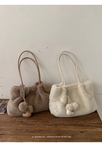 Detailansicht der flauschigen Shopper in Kaffee und Cremeweiß mit Plüschherz-Anhänger