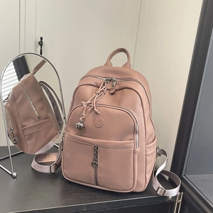 Detail des altrosa Rucksacks aus Kieselleder mit Metallreißverschlüssen und Spiegelung