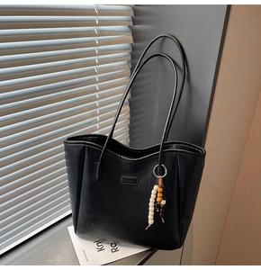 Détail du grand cabas noir en cuir PU avec gaufrage FASHION et pendentif perlé rétro