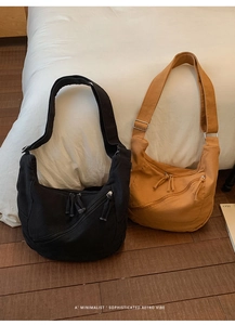 Détail de sacs hobo rétro en toile noir et jaune avec de larges bandoulières réglables