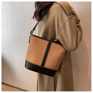 Detailaufnahme der Vintage Segeltuch-Beuteltasche mit schwarzem Lederbesatz an der Schulter