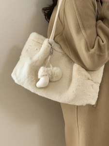 Große cremefarbene Plüsch-Tote-Bag für Damen mit flauschiger Textur und Anhängern