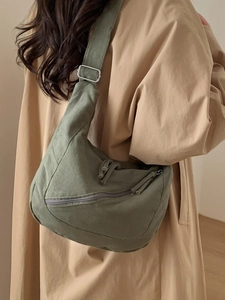 Sac bandoulière minimaliste en toile vert olive en forme de demi-lune avec large sangle