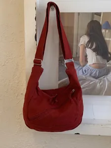 Sac bandoulière en toile rouge foncé avec sangle réglable et boucle en métal argenté