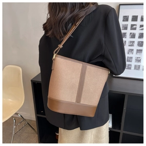 Detailansicht der Vintage-Beuteltasche aus Canvas mit dunkelbraunem Lederbesatz