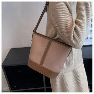 Minimalistische Beuteltasche aus Canvas und Leder als Umhängetasche für Damen