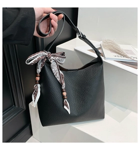 Dettaglio borsa hobo in pelle martellata nera con foulard di seta e perline in legno decor