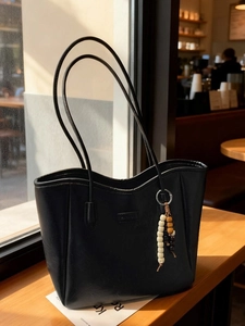 Sac fourre-tout vintage en similicuir noir avec charme en perles de bois et patch mode