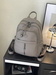 Schicker grauer Rucksack aus Lederimitat für Uni und Reise mit großem Volumen