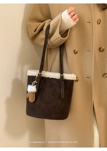 Détail du sac seau marron vintage avec bordure en fausse fourrure blanche et charm gant