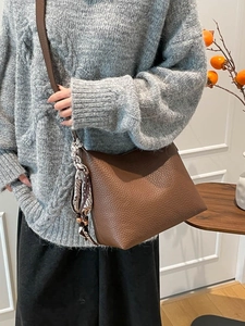 Borsa a secchiello hobo in pelle litchi marrone con foulard in seta decorativo per tracolla