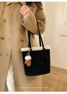 Détail du sac à bandoulière en daim noir rétro avec bordure en fausse fourrure
