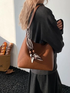Borsa a secchiello in pelle marrone con trama litchi e decoro foulard bohémien