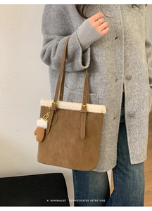 Sac seau en daim marron avec bordure en peau lainée blanche et pendentif gant mini