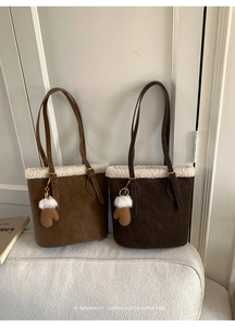 Sacs cabas rétro en daim avec bordure en similicuir et détail de pendentif gant