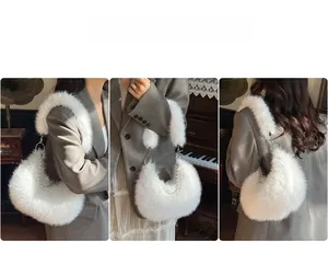 Trois vues d'un sac demi-lune en peluche blanche avec chaîne en perles sur un modèle