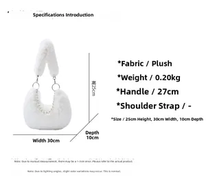 Détails du sac à main blanc en peluche avec chaîne en perles et boucle en métal argenté