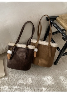 Détail de sacs cabas en daim rétro avec bordure en laine de mouton et breloques douces