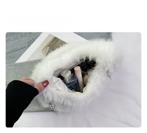 Détails de l'intérieur du sac à main en peluche blanche, doublure et chaîne perlée