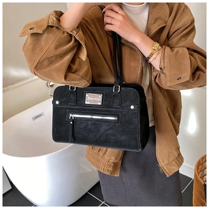 Détail du grand sac cabas noir vintage avec fermeture éclair argentée et cuir mat