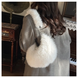 Détail du sac croissant en peluche blanche avec chaîne perlée et fausse fourrure